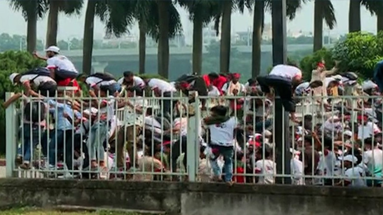 জুলাই যোদ্ধারা সংসদ ভবনের মূল ফটক ডিঙ্গিয়ে  মঞ্চের সামনে অবস্থান: অবরুদ্ধ হতে পারে সংসদ ভবন