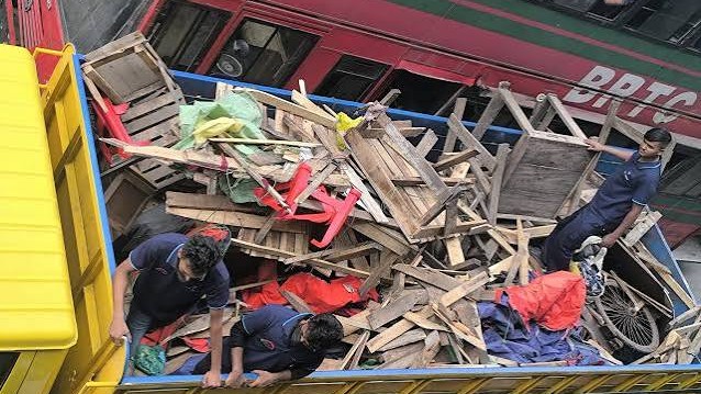 কাজীপাড়া মেট্রোরেল স্টেশনে ডিএমটিসিএলের উচ্ছেদ অভিযান